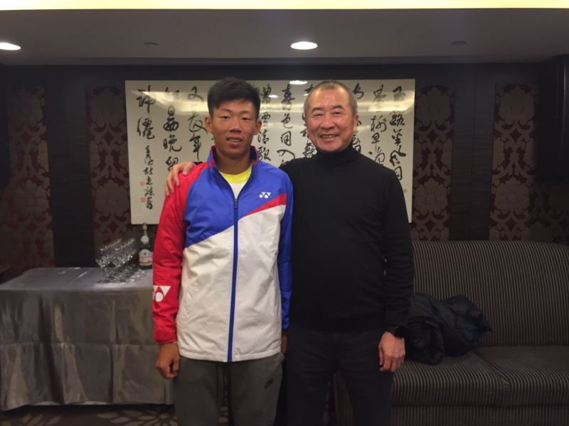 理事長廖裕輝看好曾俊欣(左)的未來。中華民國網球協會提供