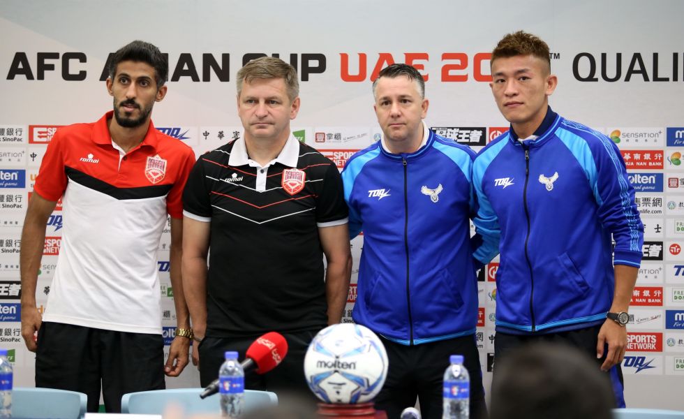 中華、巴林兩隊教練和球員賽前先合照。中華民國足球協會提供