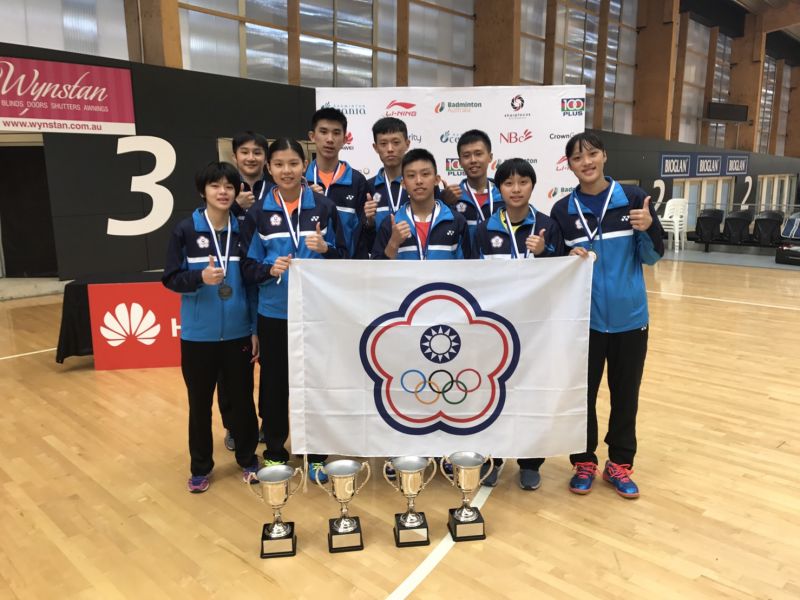贏得4冠3亞的台灣潛優小將們開心合影／台灣羽隊教練團提供