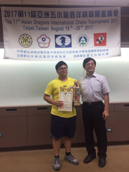在公開組表現最佳的我國選手許軒銘（左）接受頒獎／中華民國西洋棋協會提供