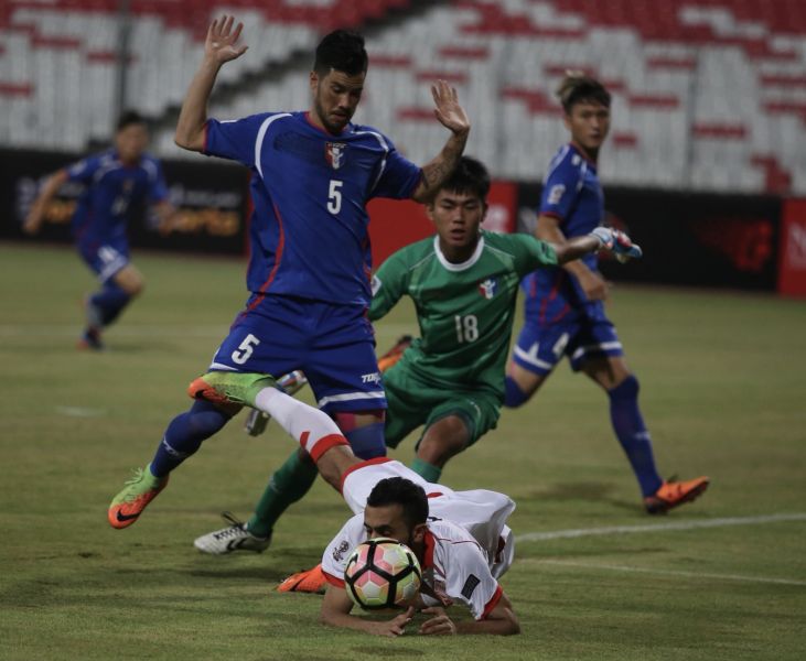 中華隊殷亞吉一次頭槌惜未進球。中華民國足球協會提供