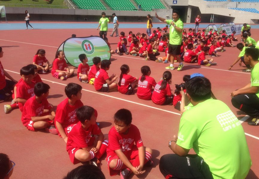 上百名小朋友參加小陽信足球節活動。高雄市體育處提供