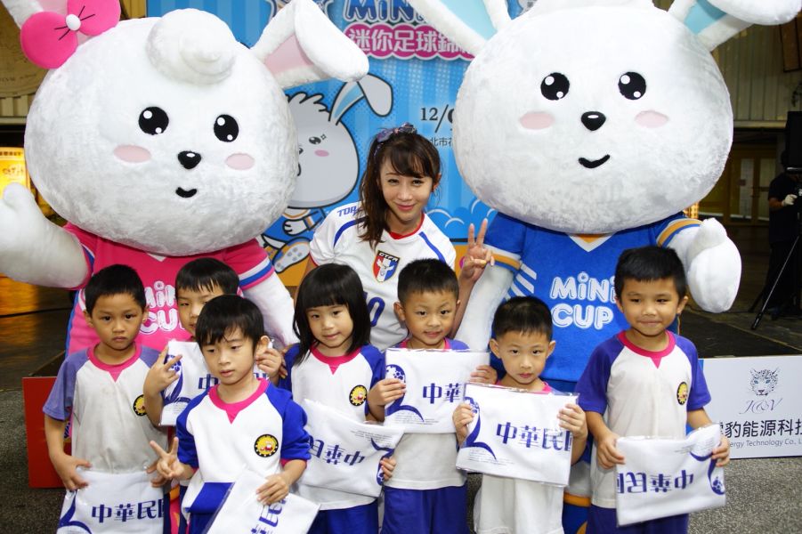 兩個可愛的兔兔吉祥物。中華民國米你足球協會提供