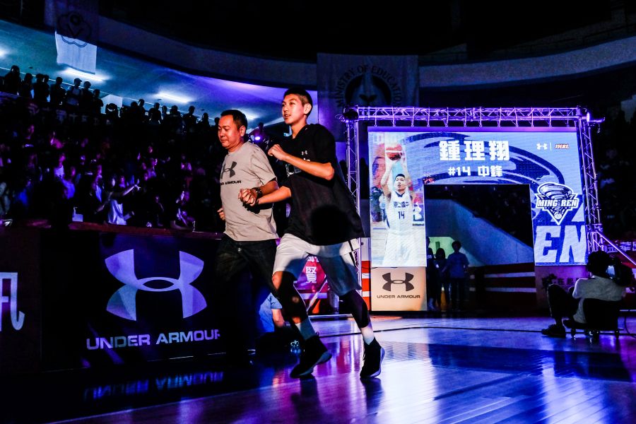 UA與JHBL攜手邀請年輕球員的籃球啟蒙者，一同牽手踏入決賽會場，象徵選手戰在起點、銘記喜愛籃球那份最純粹的初衷。