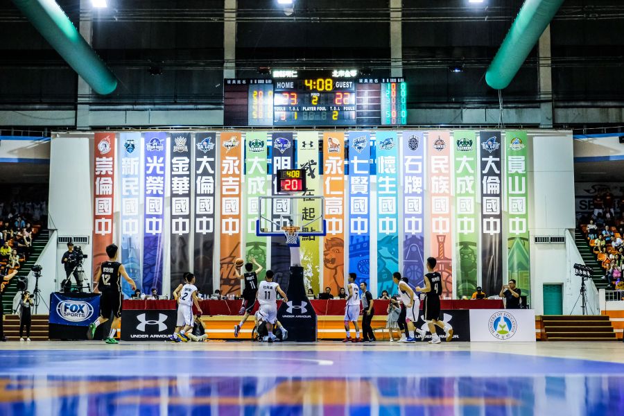UNDER ARMOUR打造氣勢磅礡的巨幅隊徽掛旗與大型球員看板，讓JHBL國中籃球球員與球迷狂熱尖叫聲渲染板橋體育館！