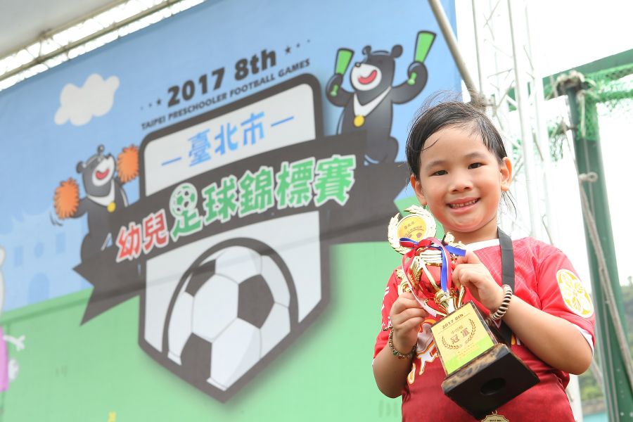 WCBA廣東女籃助理教練楊志豪小女兒楊婗首次參賽就成功射門得分，展現小小身手。主辦單位提供