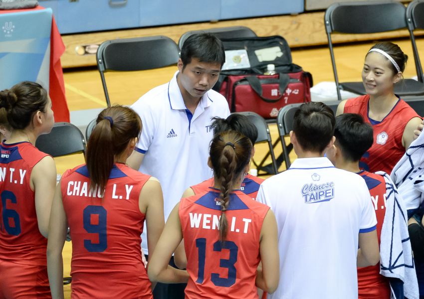 中華女排隊執行教練林明輝對球員面授機宜。世大運組委會／提供。