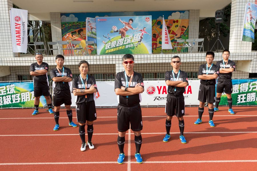 YAMAHA CUP校園巡迴由蔡尚明教練(中)帶領專業師資提倡快樂踢球趣