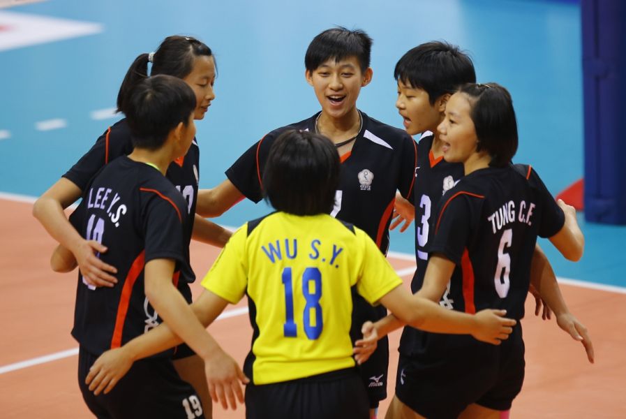 中華青少女排隊打出好球後互相打氣。圖／亞排聯。