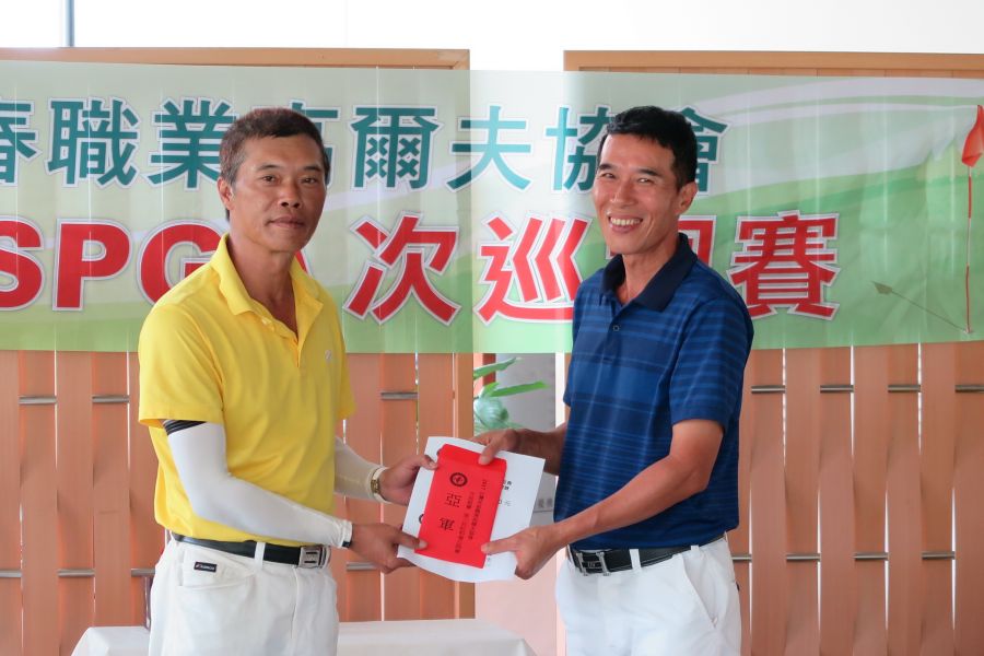 松柏嶺球場協理郭振龍（左）頒獎給亞軍選手李展超。圖/大會提供