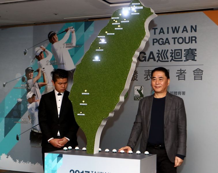 林口高爾夫俱樂部董事長蔡萬來（右）進行按鈕儀式為該站揭幕。