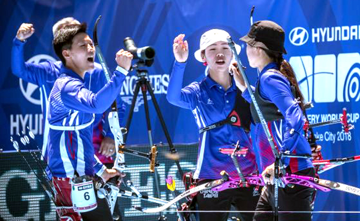 中華隊雷千瑩(左起)和譚雅婷、彭家楙在比賽中互相擊掌加油。取自／世界箭總官網。