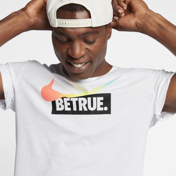 Nike Sportswear BETRUE T-shirt為白底設計，印有以彩虹旗為靈感的彩虹Swoosh標誌。NIKE提供