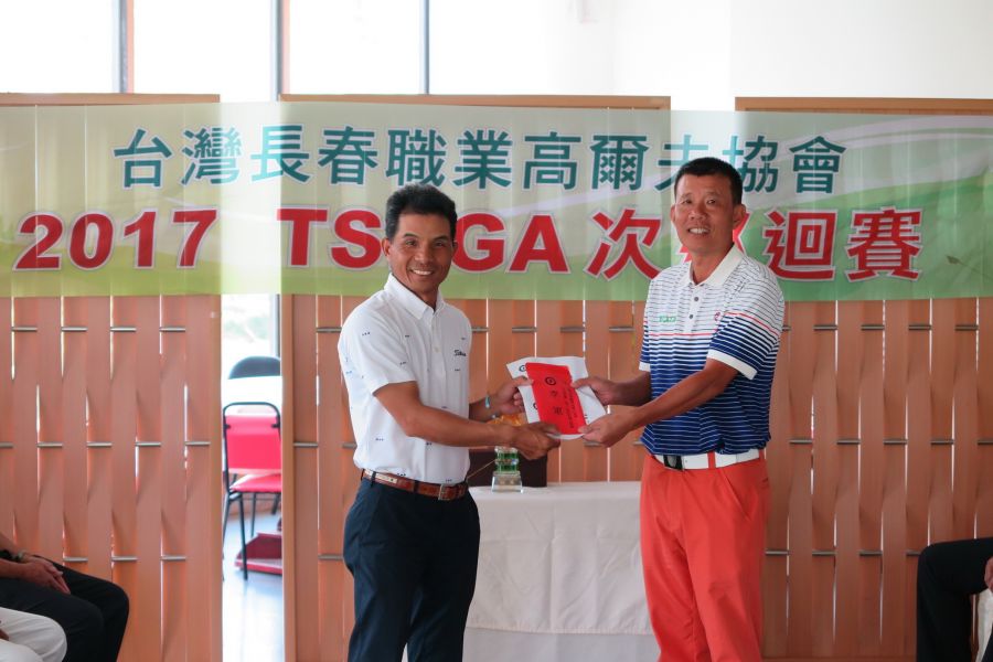 TSPGA競賽組長翁永田（左）頒獎給第三名選手黃志浪。圖/大會提供