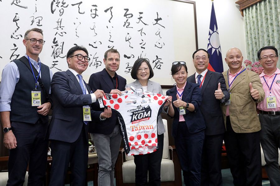 蔡英文總統接見來台參加2017臺灣自行車登山王挑戰的澳洲名將卡德‧伊文斯(左三)。總統府／提供。