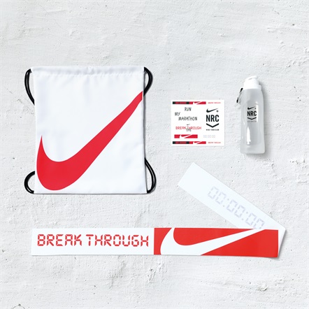NRC跑者專屬賽事袋包含隨身水壺、束口袋、紋身貼紙以及Breakthrough加油帶。Nike提供