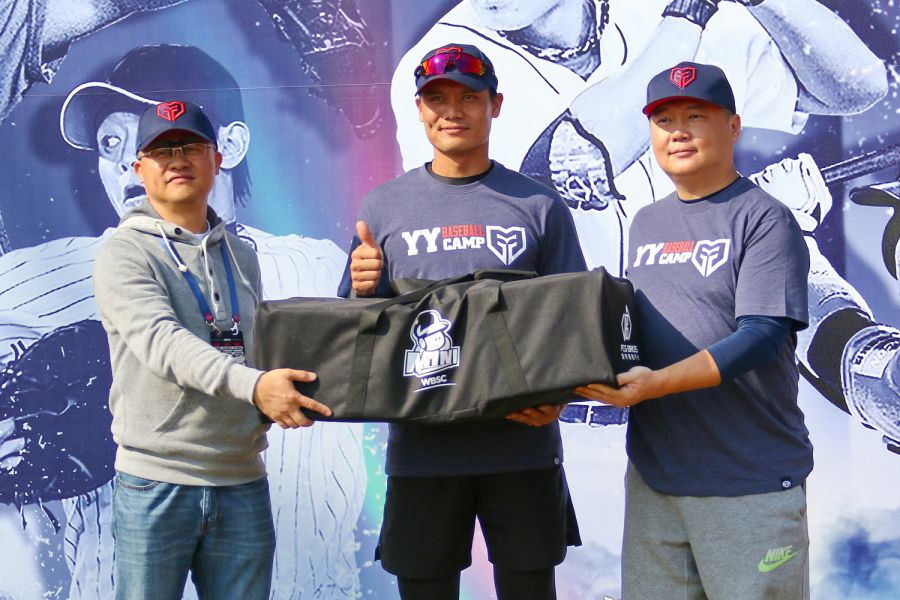 go票亮董事長林敬祥認購了數十套Mini Baseball球具捐給校園。圖/主辦單位提供