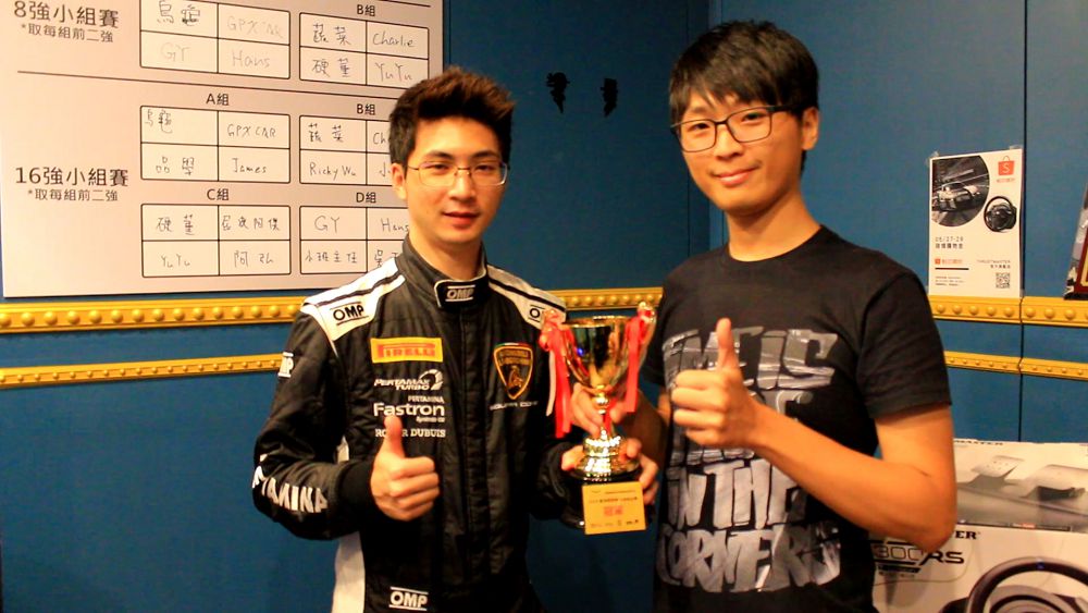 台灣實體賽車新秀陳意凡(左)頒發冠軍獎盃給前國手林君達(右)。