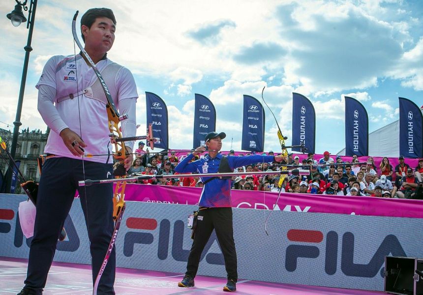 魏均珩(右)射下世界射箭錦標賽子反曲弓個人賽銀牌，左為金牌南韓林東賢。取自／國際射箭總會。