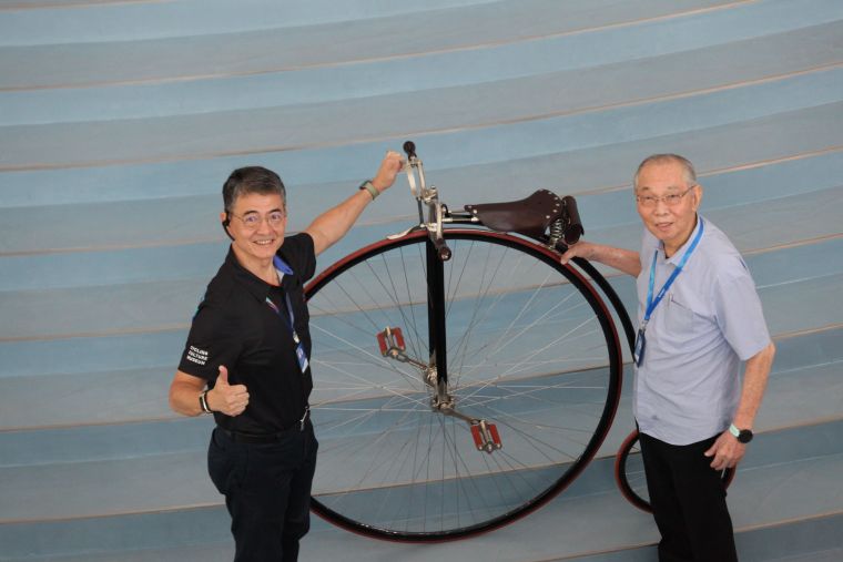 (左)自行車文化探索館營運總監汪家灝與(右)巨大集團創辦人劉金標合影。巨大提供