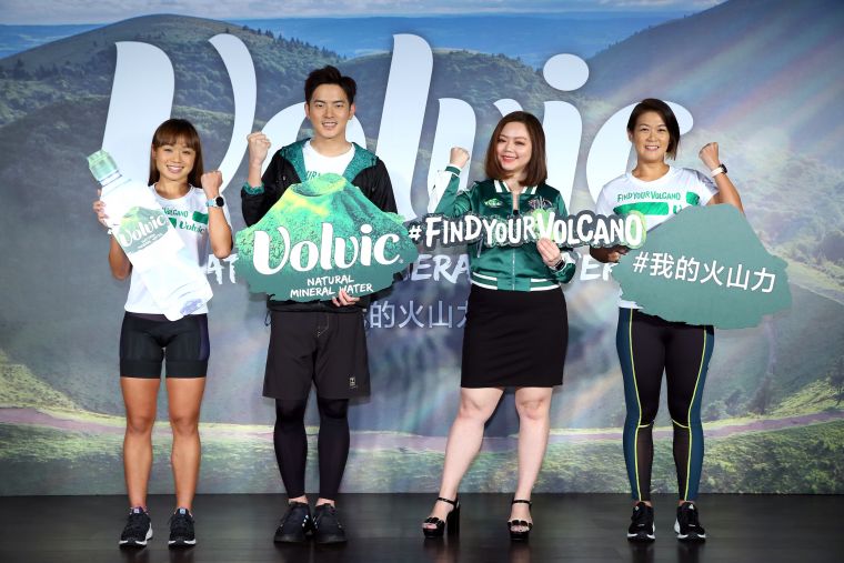 (左起)司徒兆殷、Volvic代言人宥勝、Volvic亞太區行銷經理Julie、Cheryl一起為亞洲隊集氣。