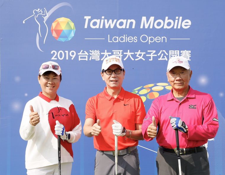 (左起)TLPGA理事長鄭美琦、台灣大哥大董事長蔡明忠與東華高爾夫俱樂部總經理張歐誠，開球典禮前翹起大拇指為比賽「按讚」。大會提供