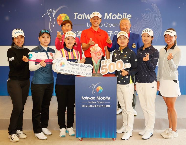 (後排左起)TLPGA理事長鄭美琦、台灣大哥大總經理林之晨與東華高爾夫俱樂部總經理張歐誠，賽前記者會與參賽明星選手共同比出手指愛心手勢。大會提供
