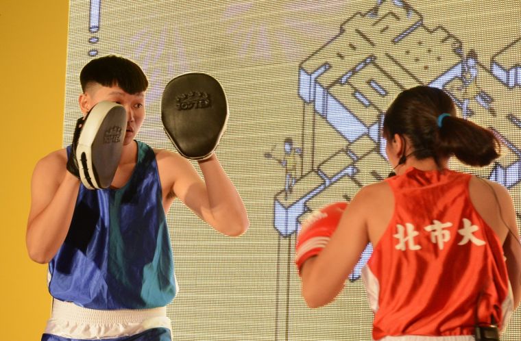 臺北市育成高中拳擊隊演示拳擊的基本動作，展現力道及平衡感的運動美學。體育署提供