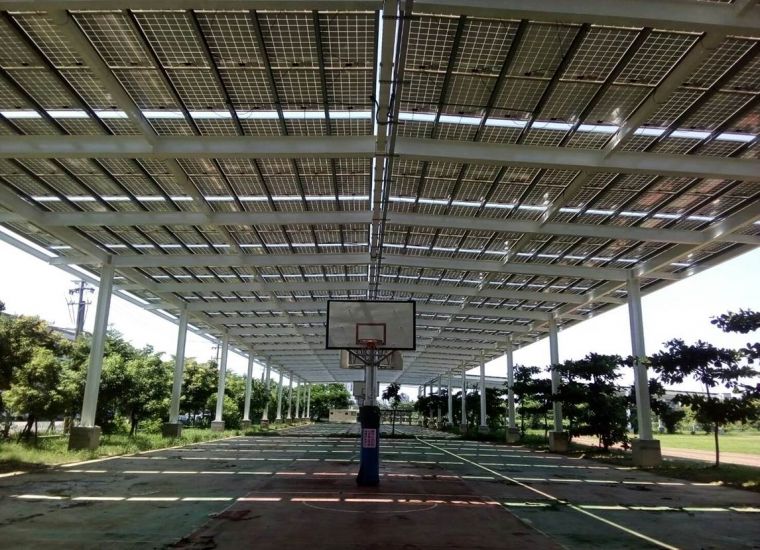 高雄市鳳翔國中設置全國首座太陽能光電風雨球場。