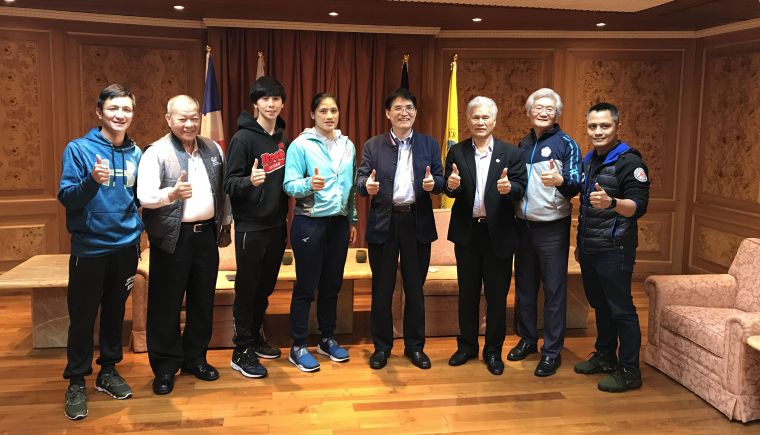 拳擊世錦賽金牌選手林郁婷(左3)及陳念琴(左4)拜會體育署高俊雄署長(右4)。