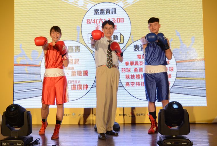 體育署高俊雄署長(中)與臺北市育成高中拳擊隊一同象徵SUPER STAR體育表演會「拳」力啟動。體育署提供
