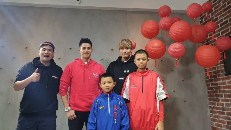 i運動Youtube頻道二月新年大來賓Youtuber蔡哥、旅美投手陳偉殷、王維中及東園少棒隊(左至右)。