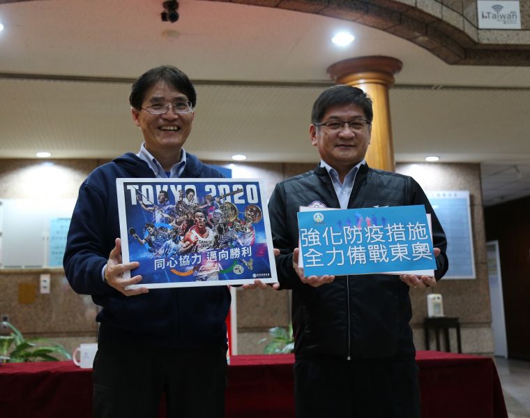 教育部體育高俊雄署長(左)與競技運動組洪志昌組長(右)為中華健兒加油。體育署提供