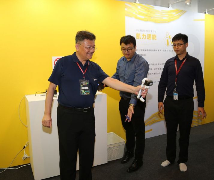 「2020臺灣運動產業博覽會」媒體日  林哲宏副署長親身體驗科技體適能活動。體育署提供