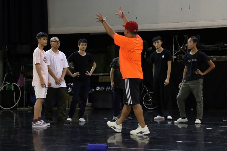 國立臺灣戲曲學院的老師，對畫面有不同的構圖與想像，嘗試將運動、街舞等融入傳統的京劇中。體育署提供