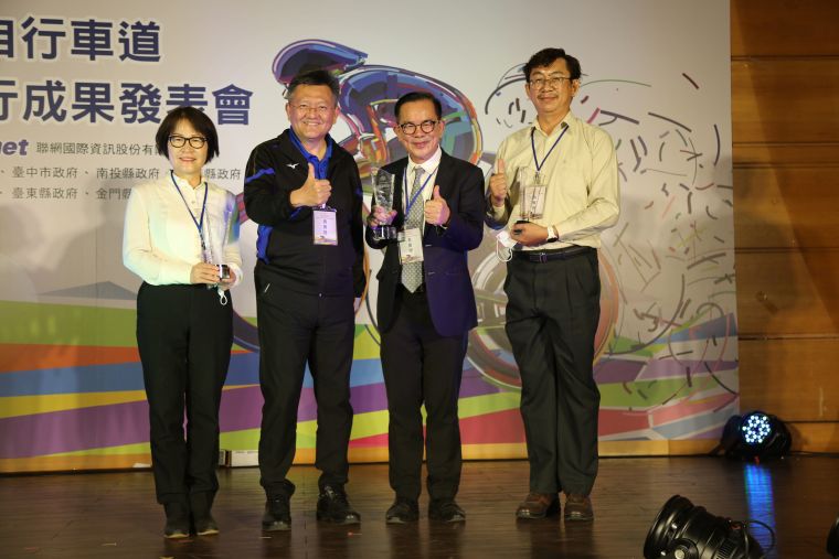 體育署林哲宏副署長頒發最讚亮點自行車道特選佳作獎。體育署提供