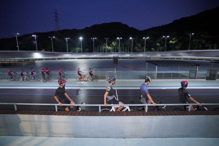 自行車選手體驗夜間照明啟用後的鰲峰山自由車場。體育署提供