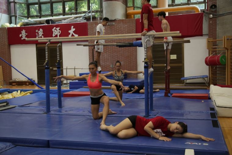 臺灣師範大學競技體操隊選手們練習情形。