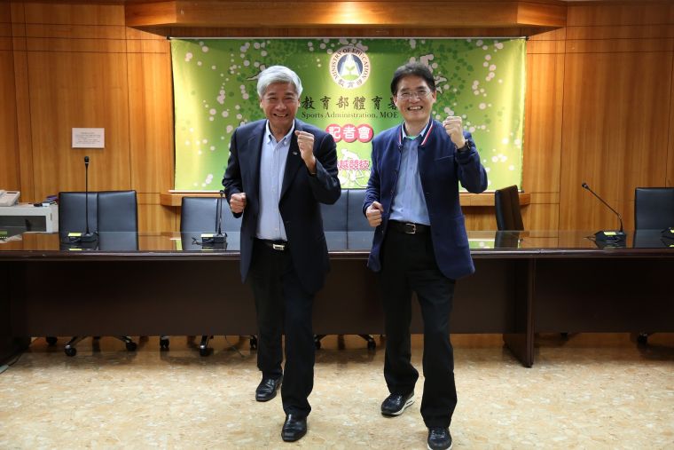 體育署高俊雄署長(右)及中華田協王景成秘書長(左)歡迎民眾來參加2019萬金石馬拉松。體育署提供
