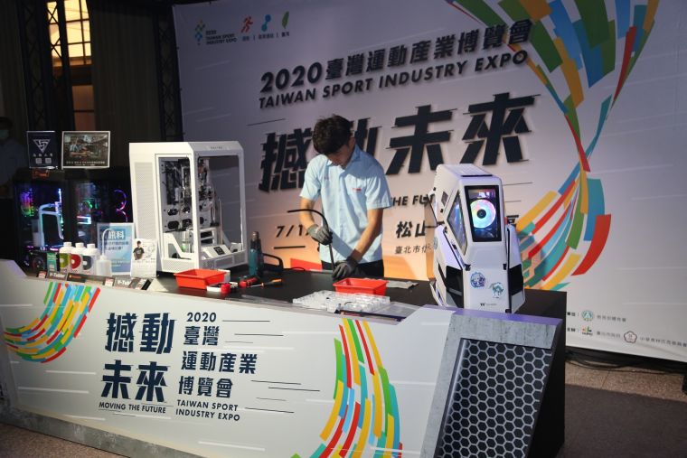 「2020臺灣運動產業博覽會」媒體日  南強商工操作電競水冷技術。體育署提供