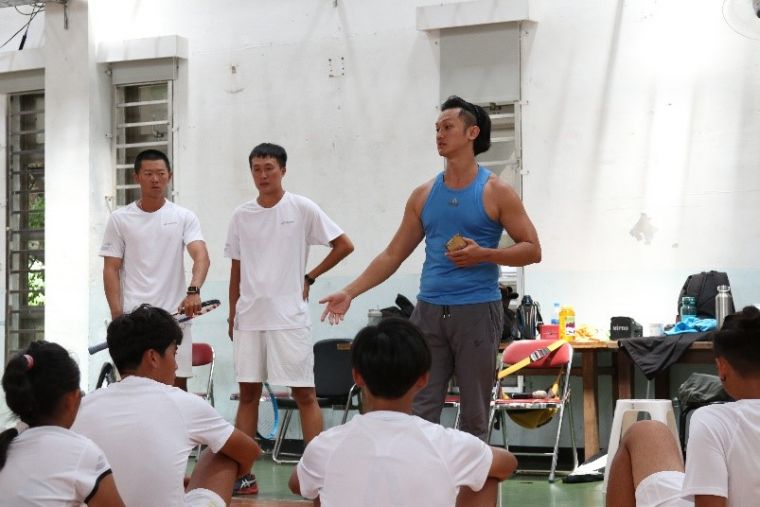 傅德揚導演(右一)與吳岳澤教練(中間)一同細心叮嚀球員表演細節。大會提供