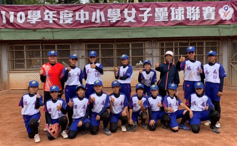 中小學女壘國小甲級聯賽臺南市德南國小女子壘球隊獲得第5名。體育署提供
