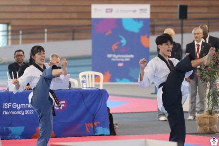 跆拳道品勢選手陳倍雅(左)、蘇靖哲(右)搶下2022年世界中學運動會跆拳道品勢混雙金牌。中華民國高級中等學校體育總會提供
