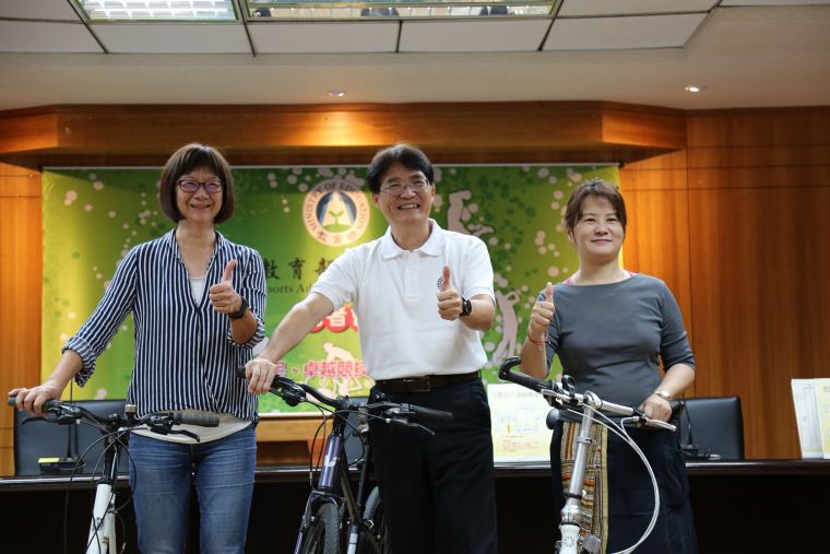 體育署高俊雄署長(中)邀請喜愛自行車運動的民眾一同享受騎乘樂趣。體育署提供
