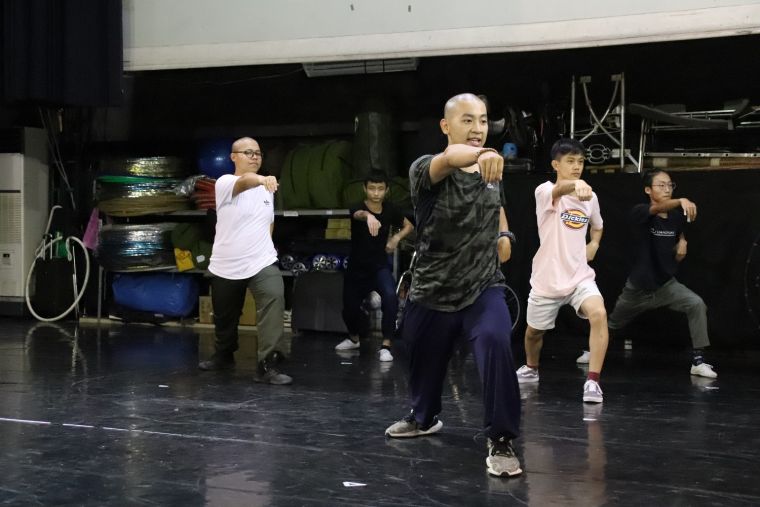 國立臺灣戲曲學院的學生們在排練「猴子愛運動」中的猴拳，詮釋得唯妙唯肖。體育署提供