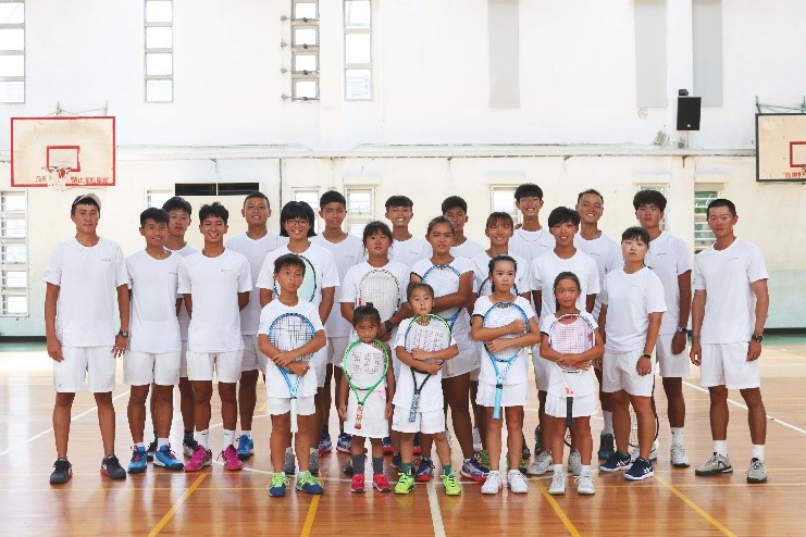 網球表演集結不同學校、不同年齡的選手，一同揮拍展現網球魅力。體育署提供