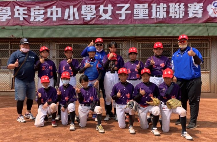 中小學女壘國小甲級聯賽新竹縣五峰國小女子壘球隊獲得第6名。體育署提供