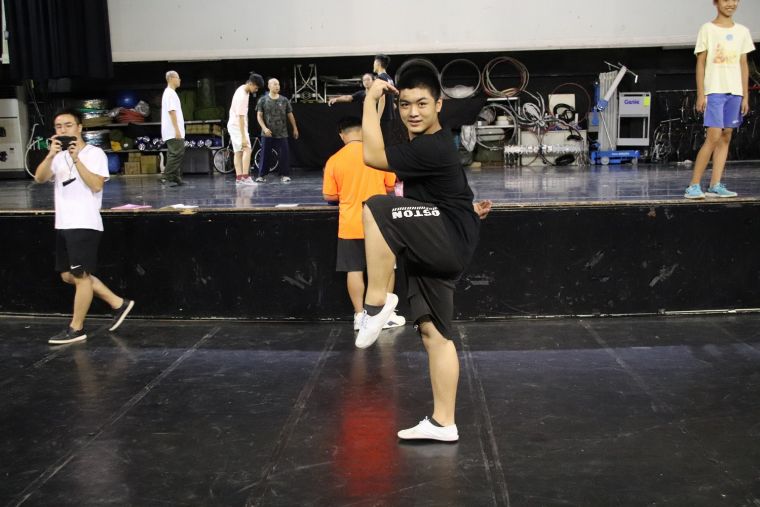 國立臺灣戲曲學院的學生徐浚家，第一次站上小巨蛋表演，緊張之餘，也持續努力練習，希望能將自己最好的一面展現給大家。體育署提供