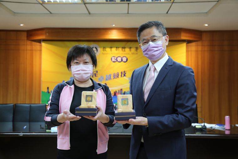 挺台灣英雄，體育署劉姿君組長與台灣運彩林博泰總經理展示紀念金幣。體育署提供
