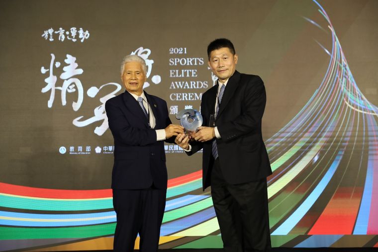 張朝國會長頒發最佳運動團隊獎東奧羽球代表(李松遠教練代領)。體育署提供